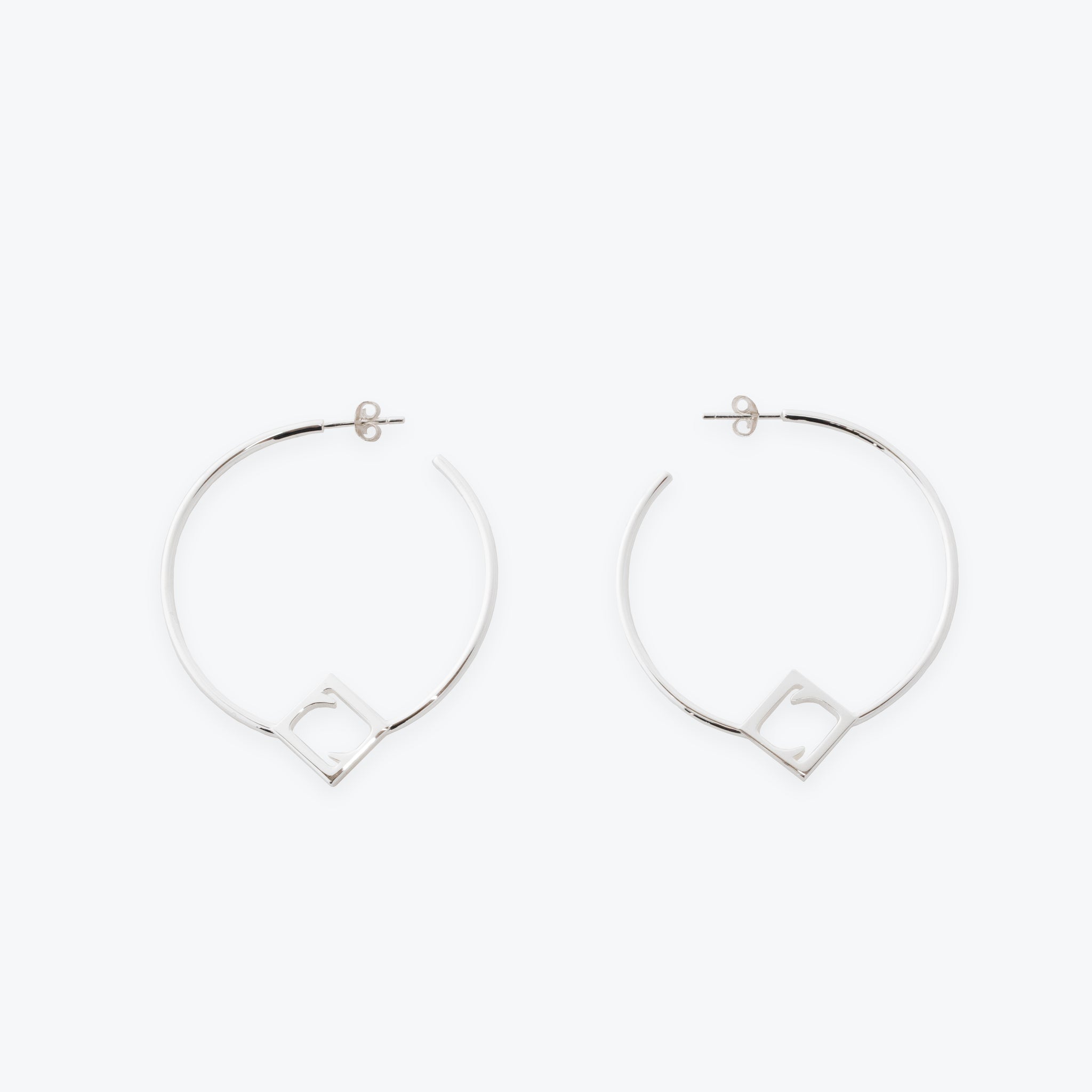 SQUARED L HOOP EARRINGS (フープピアス)