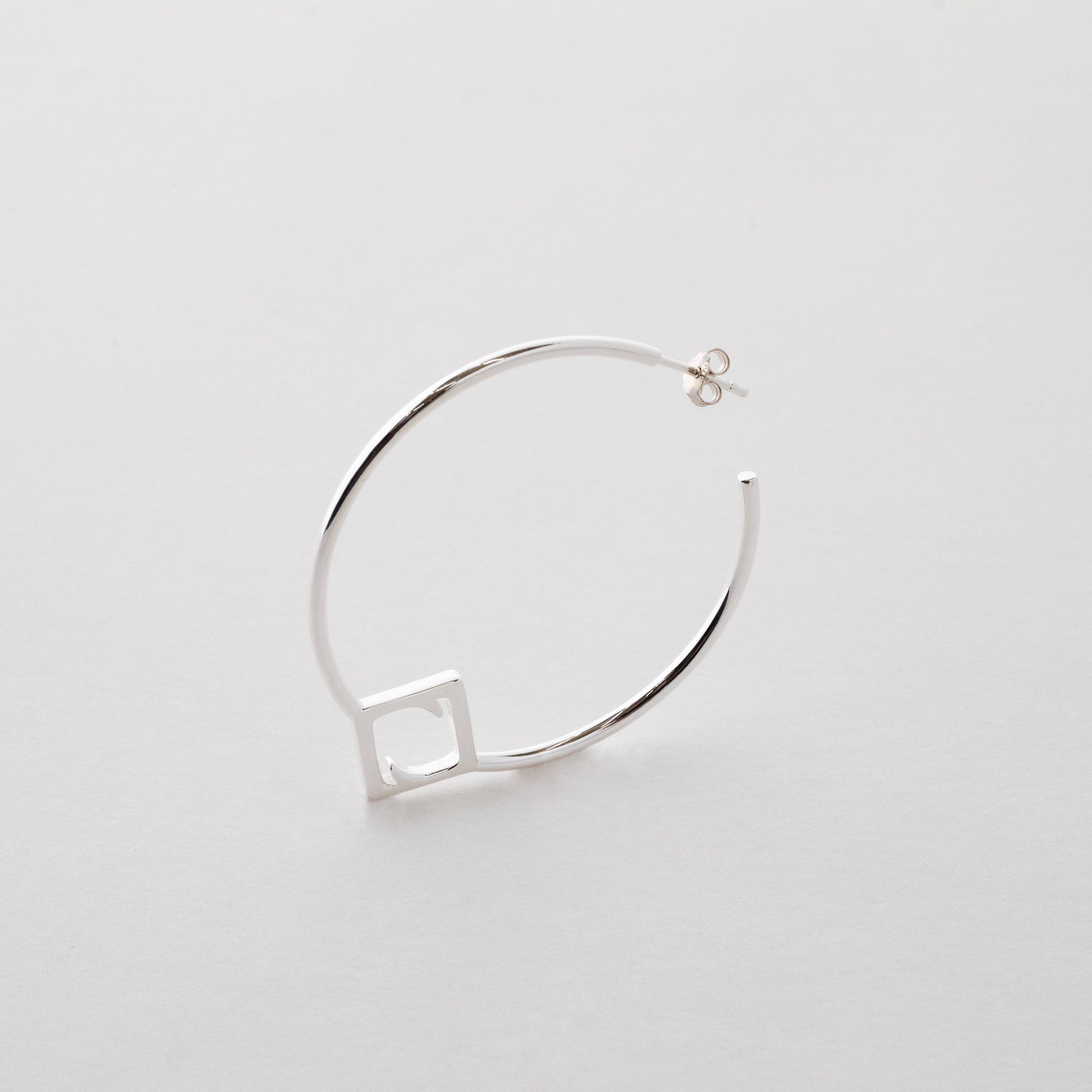SQUARED L HOOP EARRINGS (フープピアス)