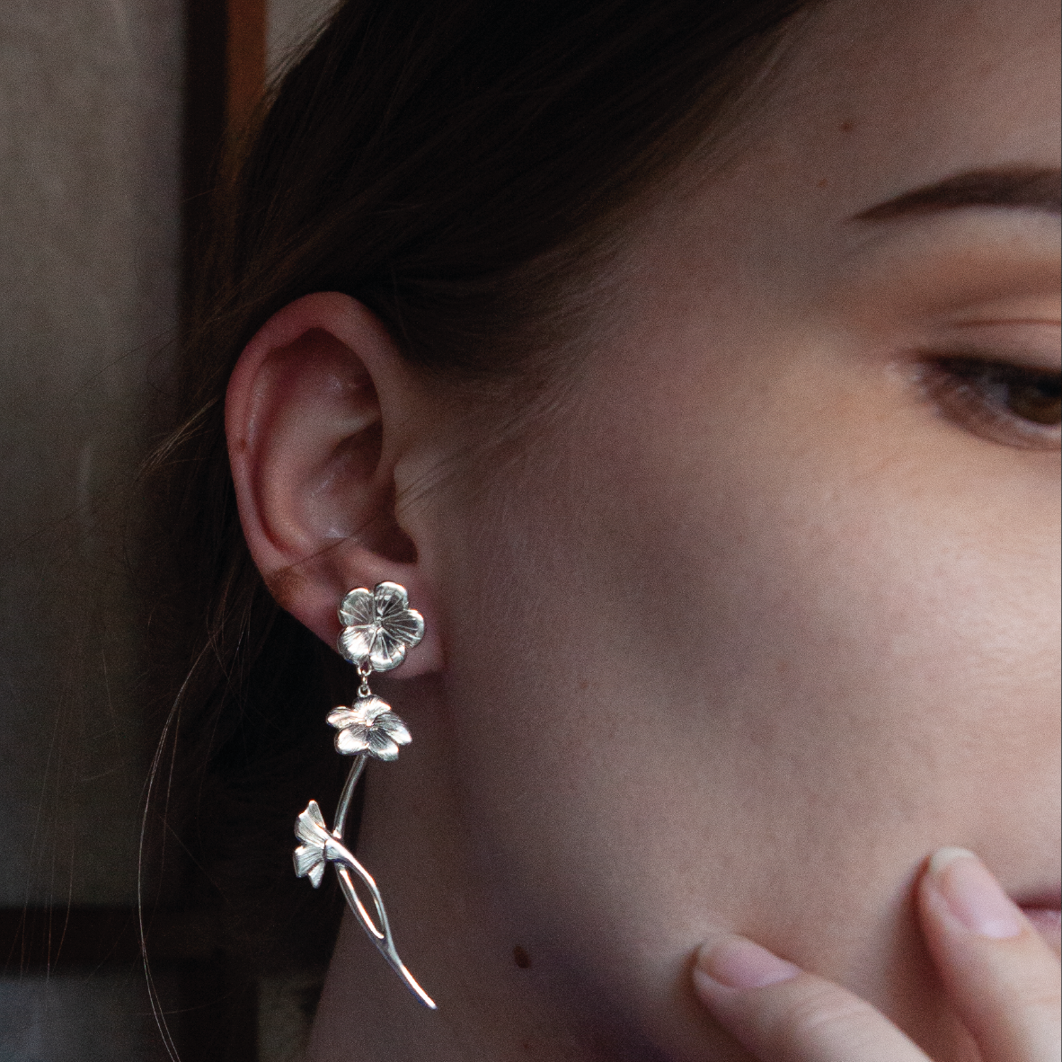 LONG FLOWER EARRINGS PLATINUM