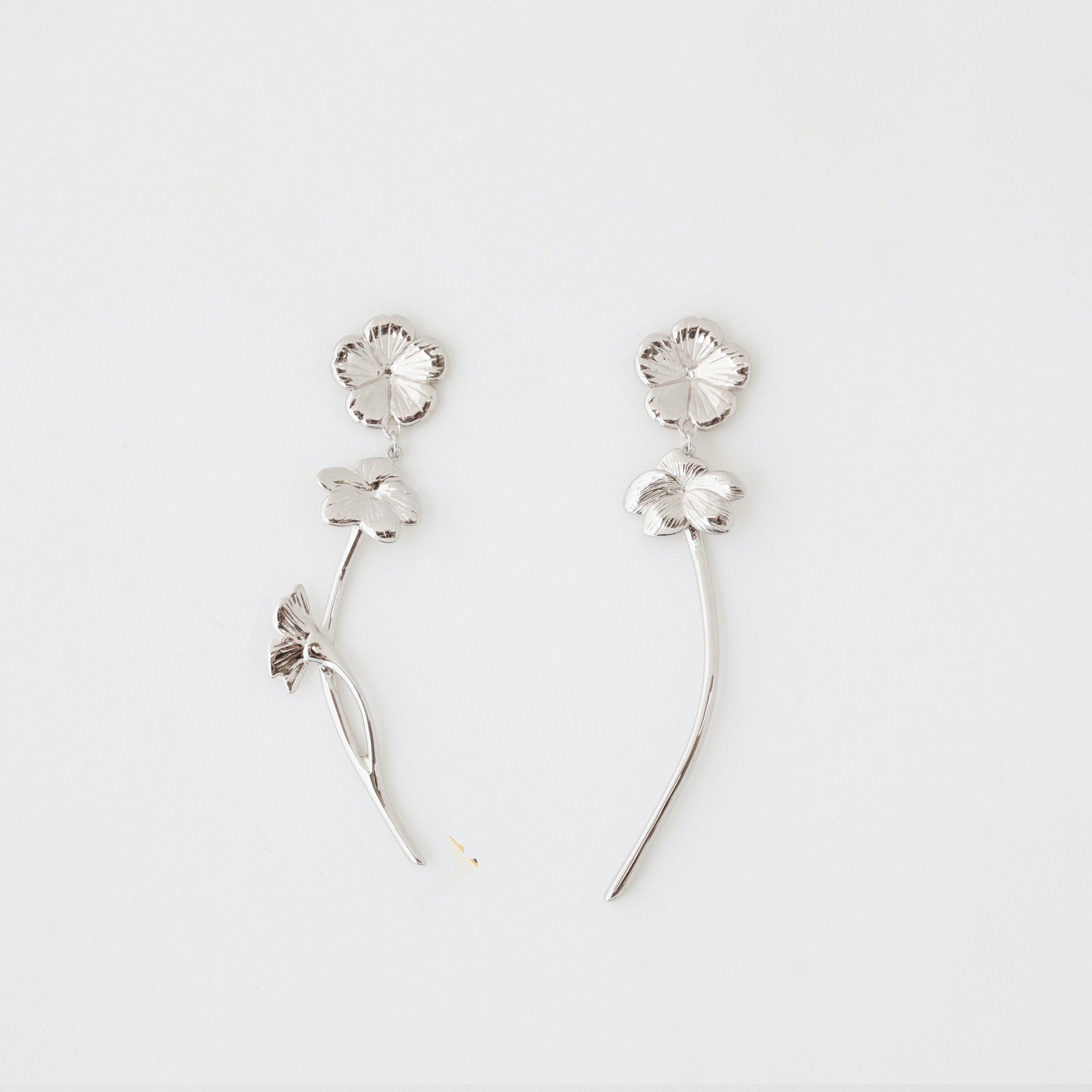 LONG FLOWER EARRINGS PLATINUM